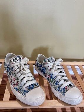 Women’s Floral Tapestry Low-Top Converse Sneakers - White/Multicolor